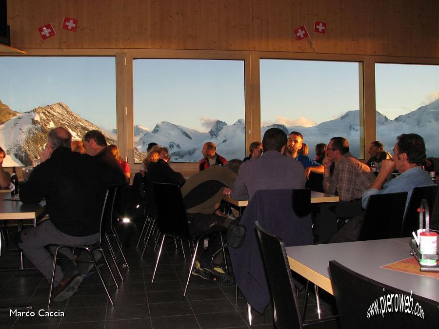 12_Vista dall'interno del rifugio.JPG